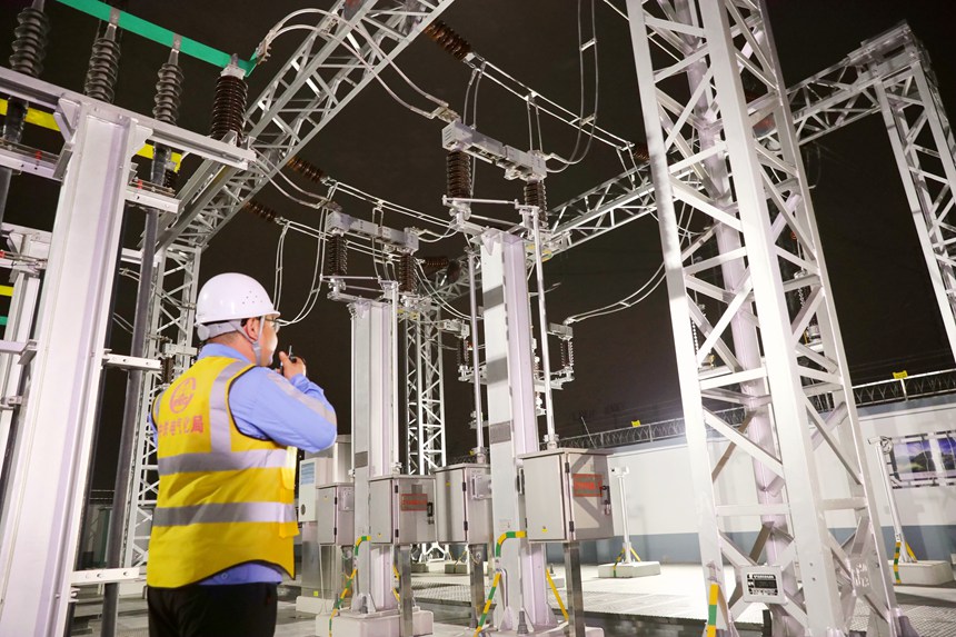 技術(shù)人員在現(xiàn)場對合閘送電情況進行確認。莫小斌攝