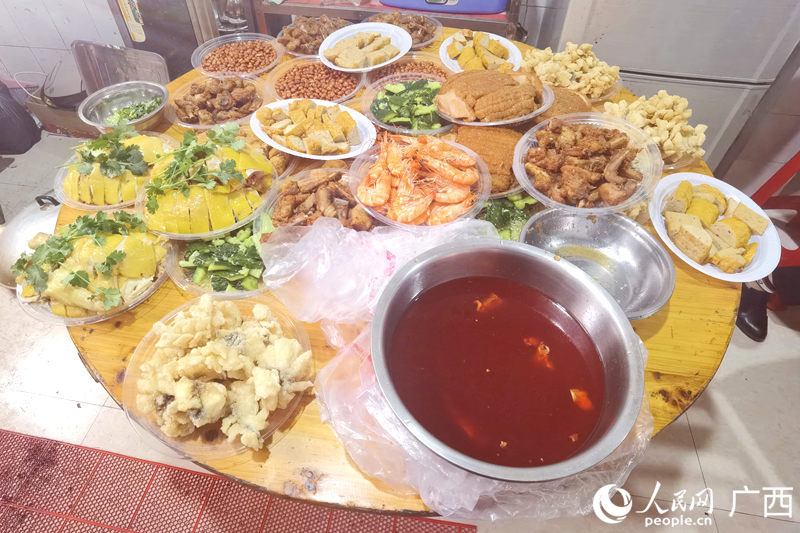 豐盛的菜肴。人民網(wǎng)記者 陳燕攝