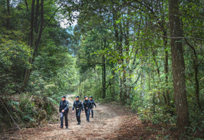 花坪派出所民警在山中巡邏。