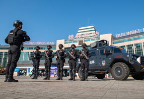 桂林市公安局巡特警在桂林北站定點(diǎn)執(zhí)勤。