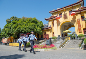 桂林市公安局白龍派出所民警在轄區(qū)靖江王府步巡。