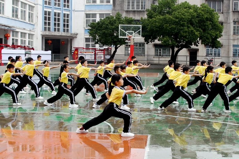 鐘山縣實(shí)驗(yàn)小學(xué)的孩子們在練習(xí)中華武術(shù)操。廖超文攝