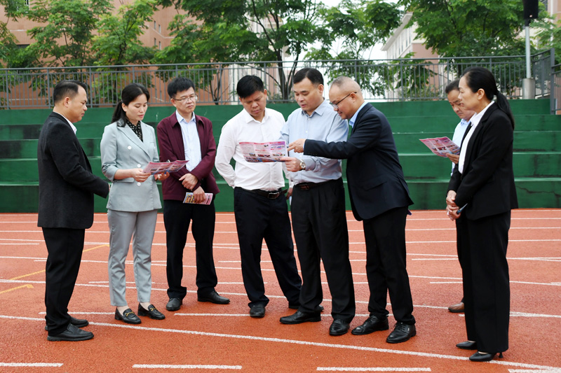 與會(huì)人員在鐘山縣第四中學(xué)探討“花園式”學(xué)校建設(shè)。廖超文攝