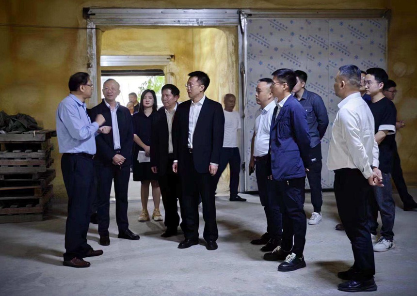 考察團一行在四川黑金椹陽光農(nóng)業(yè)有限公司開招商推介會