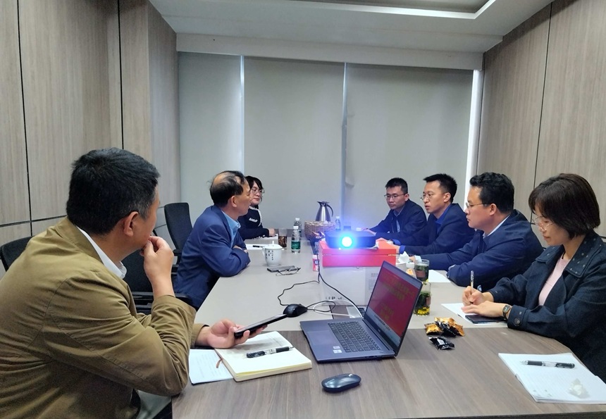 考察團一行在南充六合絲綢集團考察