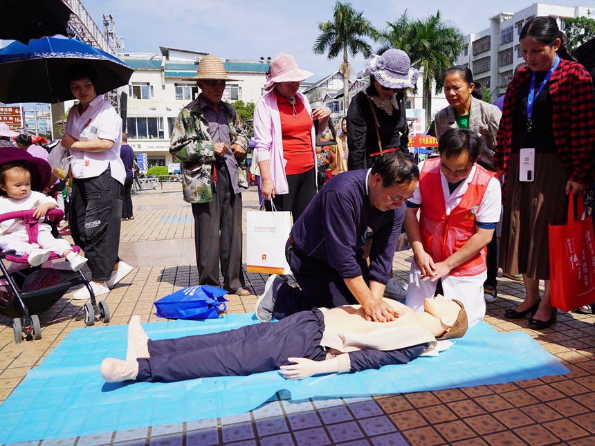 5月15日，忻城縣舉辦2023年社會科學(xué)普及周活動啟動儀式，圖為社科普及志愿者為群眾演示急救知識