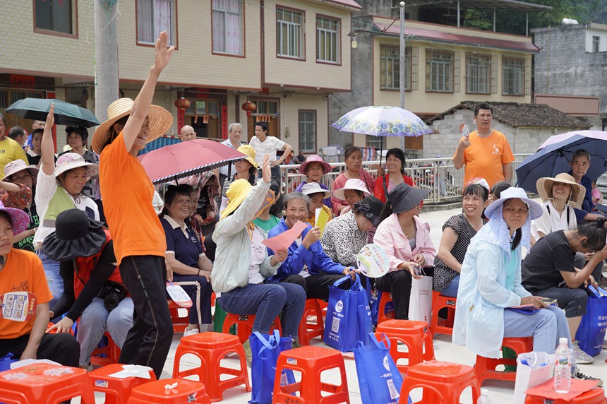 5月17日,在忻城縣大塘鎮(zhèn)六安村開展社會(huì)科學(xué)普及活動(dòng)周暨全民藝術(shù)普及月基層文藝演出活動(dòng),圖為大塘鎮(zhèn)六安村群眾積極搶答社科知識