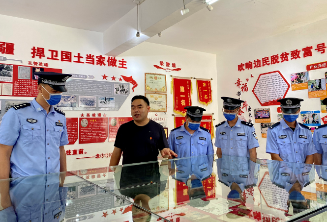 伍章余（左二）與派出所干警一起探討法治宣傳教育。許倩攝