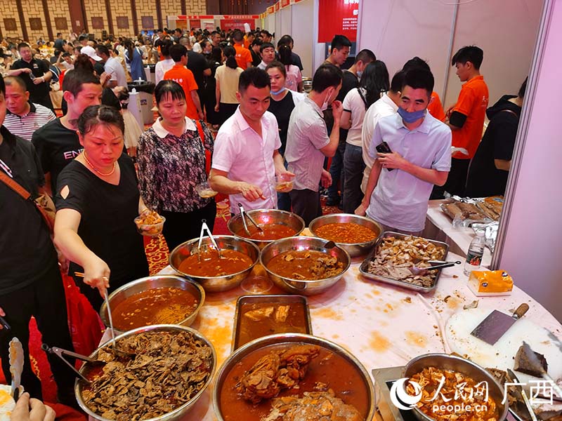 螺螄粉配菜受歡迎。人民網(wǎng) 付華周攝
