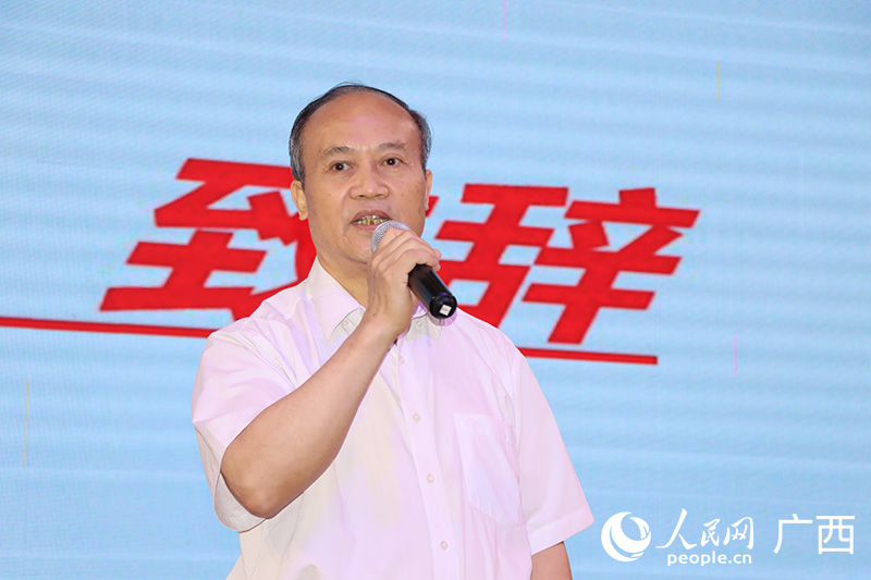 柳州市螺螄粉協(xié)會(huì)會(huì)長(zhǎng)唐機(jī)文現(xiàn)場(chǎng)發(fā)言。人民網(wǎng) 付華周攝