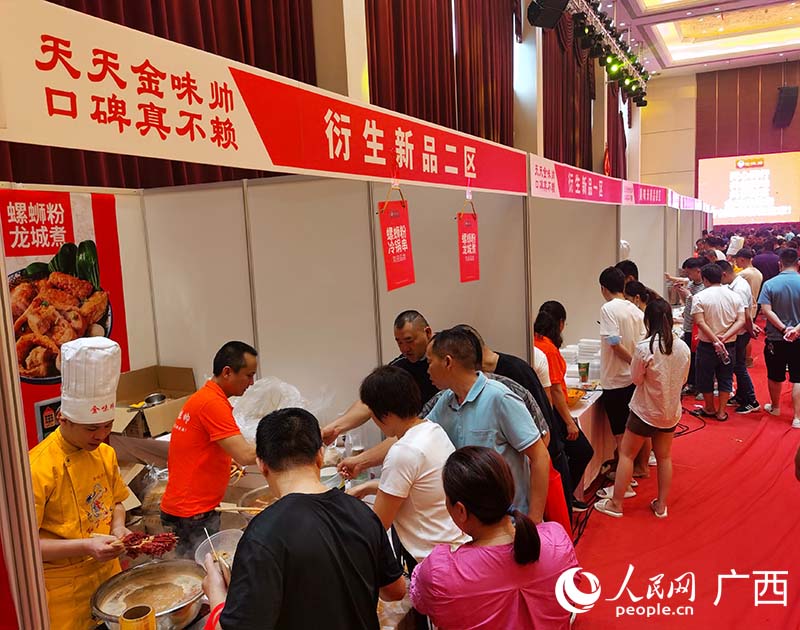 螺螄粉衍生新品受熱捧。人民網(wǎng) 付華周攝