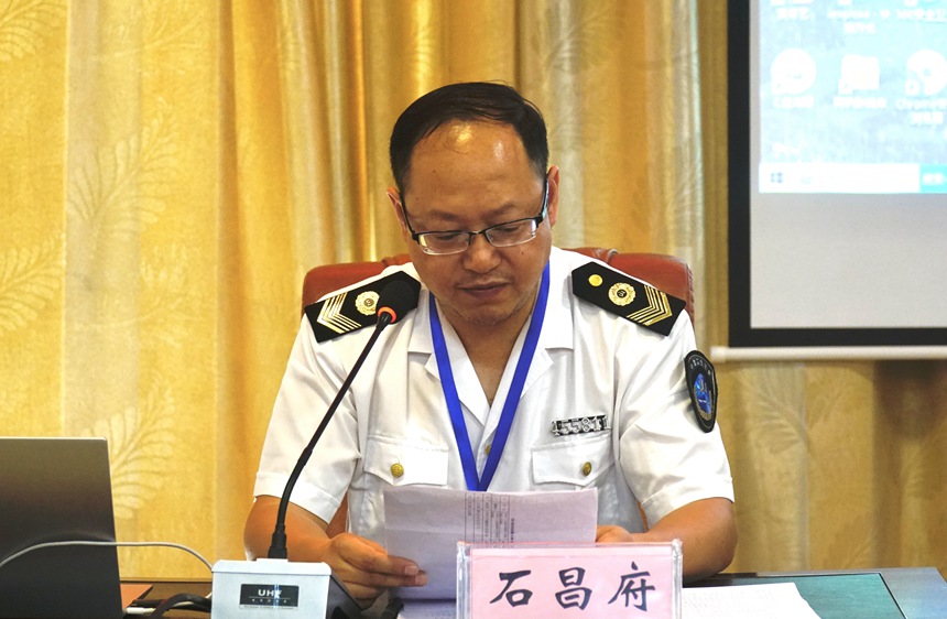 南丹縣衛(wèi)生健康監(jiān)督所所長主持活動。何善權(quán)攝