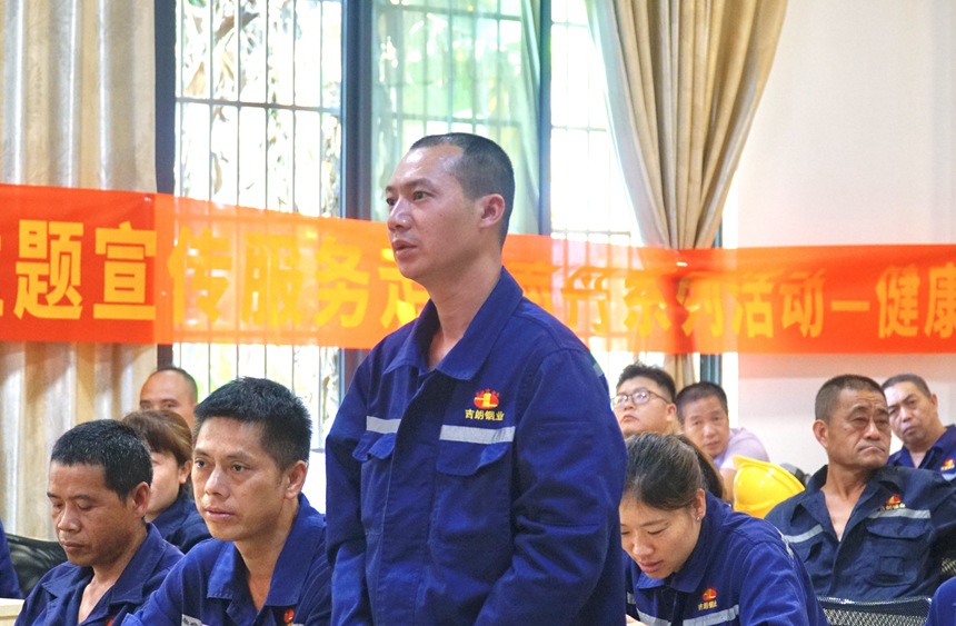 講師與職工互動。何善權(quán)攝