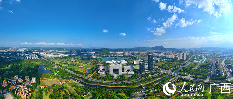奮進(jìn)中的柳州市柳東新區(qū)。人民網(wǎng) 付華周攝