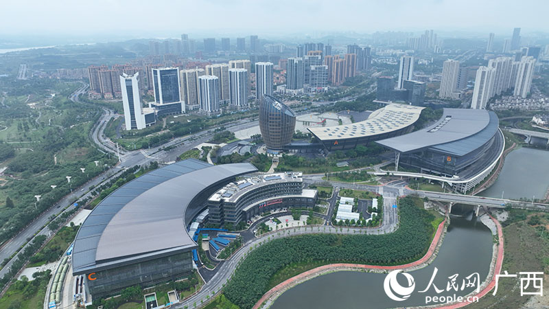 柳州市柳東新區(qū)。人民網(wǎng) 付華周攝