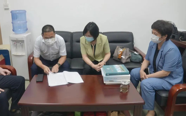 查看臺賬。梁栩豪攝