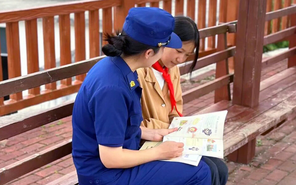消防大隊(duì)工作人員與學(xué)生交流。