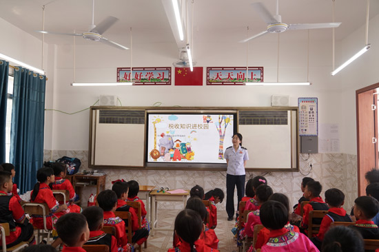 圖2 先鋒龍小稅志愿服務隊為小學生進行稅法普法（陳慧嫻攝）