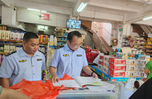 北海市鐵山港區(qū)市場(chǎng)監(jiān)管局工作人員到某食品流通店指導(dǎo)完善進(jìn)貨臺(tái)賬、索證索票等資料。