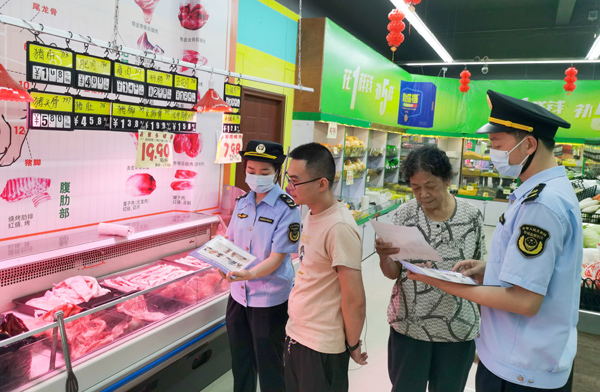北海市鐵山港區(qū)市場(chǎng)監(jiān)管局工作人員向消費(fèi)者宣傳北海創(chuàng)建國(guó)家食品安全示范城市的相關(guān)內(nèi)容和成效。
