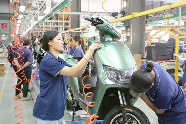 工人正在組裝電動車。岑記華攝