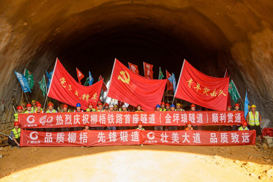 柳梧鐵路金坪瑯?biāo)淼镭炌?。韋建偉攝