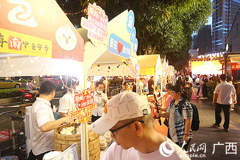 “老南寧好ye”展銷(xiāo)區(qū)。人民網(wǎng)記者 彭遠(yuǎn)賀攝