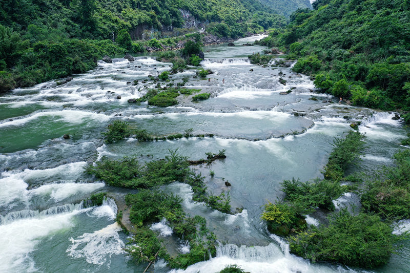 鹿寨縣中渡鎮(zhèn)響水瀑布。鹿寨縣人大常委會(huì)供圖