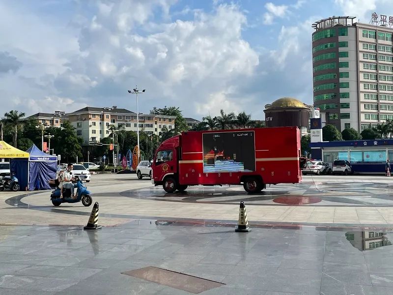 消防宣傳車上街巡游。