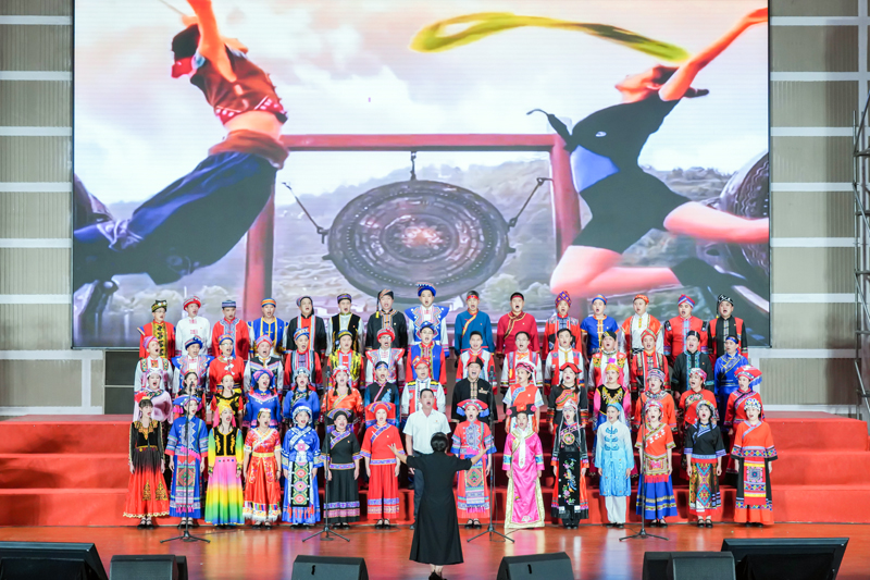 全州縣咸水鎮(zhèn)表演隊身著民族盛裝同唱《今天是你的生日》。唐廣東攝