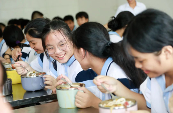 白沙三中學(xué)生在學(xué)校食堂吃上心心念念的螺螄粉。郭曉楓攝