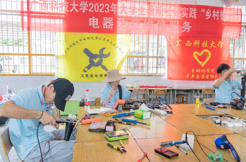 維修家電現(xiàn)場。