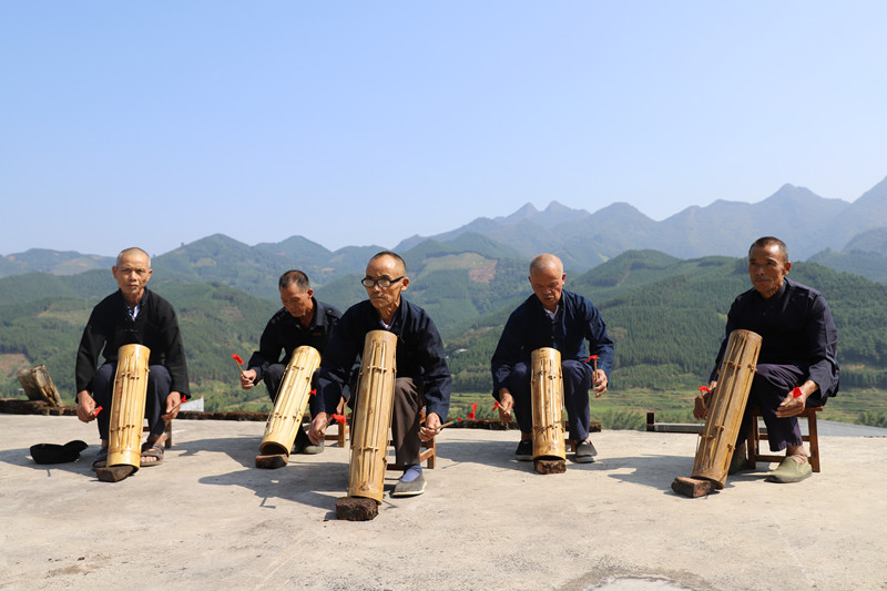 巴疇鄉(xiāng)六隆村筒噔愛好者在敲打筒噔。東蘭縣融媒體中心供圖