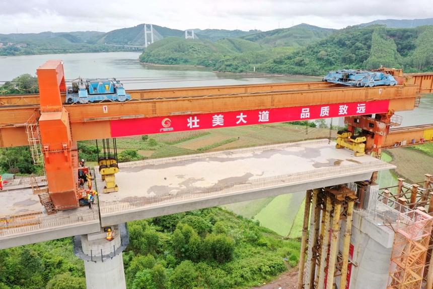 南玉鐵路最后一孔預(yù)制箱梁完成架設(shè)。陸新健攝