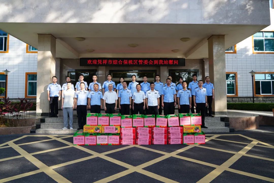 慰問組到友誼關(guān)出入境邊防檢查站站部機關(guān)開展慰問