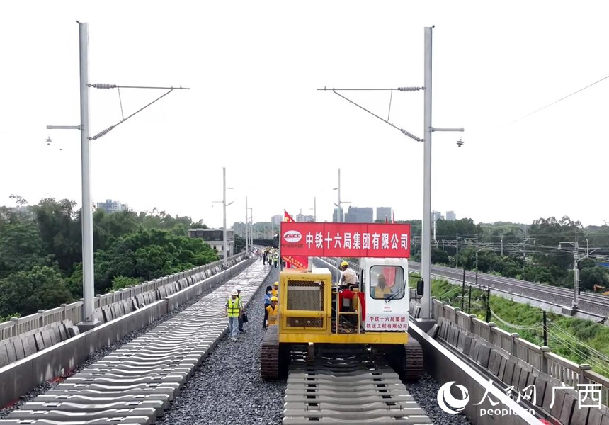 防東鐵路鋪軌現(xiàn)場。人民網(wǎng)記者 王勇攝