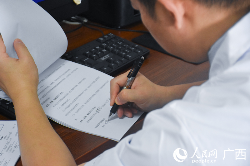 林鑫欣（右一）為病人做檢查