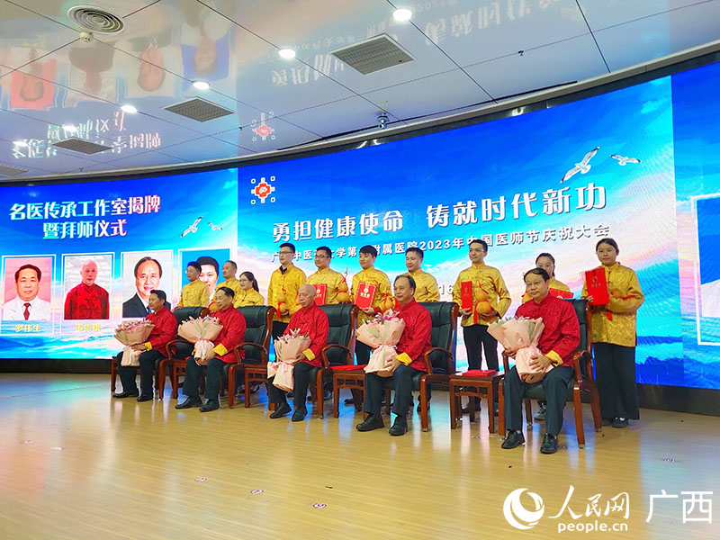 師生合影。人民網(wǎng) 付華周攝