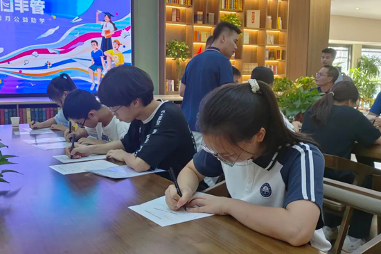學(xué)生與企業(yè)簽訂受助協(xié)議。農(nóng)騏銘攝
