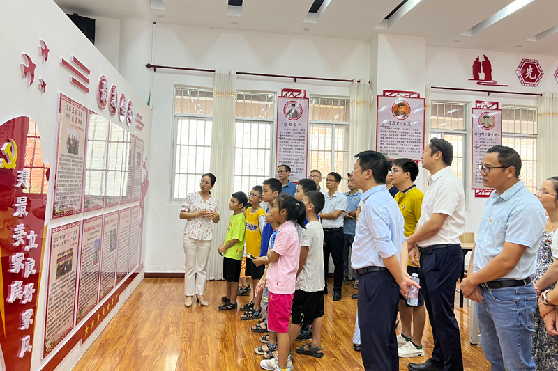參觀家風(fēng)家訓(xùn)館。周榮報攝