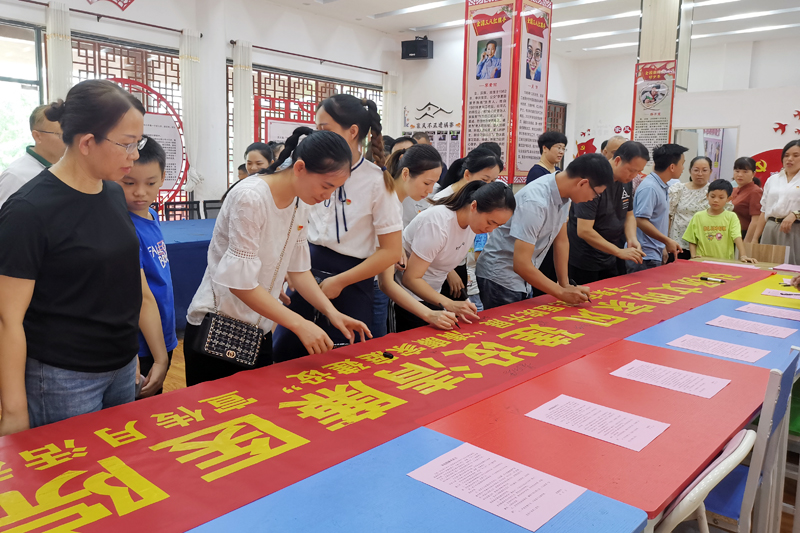 簽字承諾。周榮報攝
