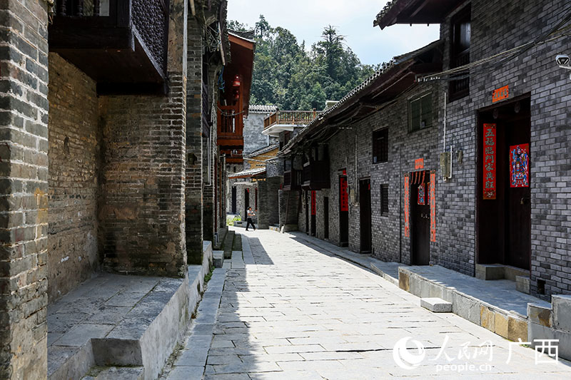六段村的瑤族古民居建筑群。人民網(wǎng) 覃心攝