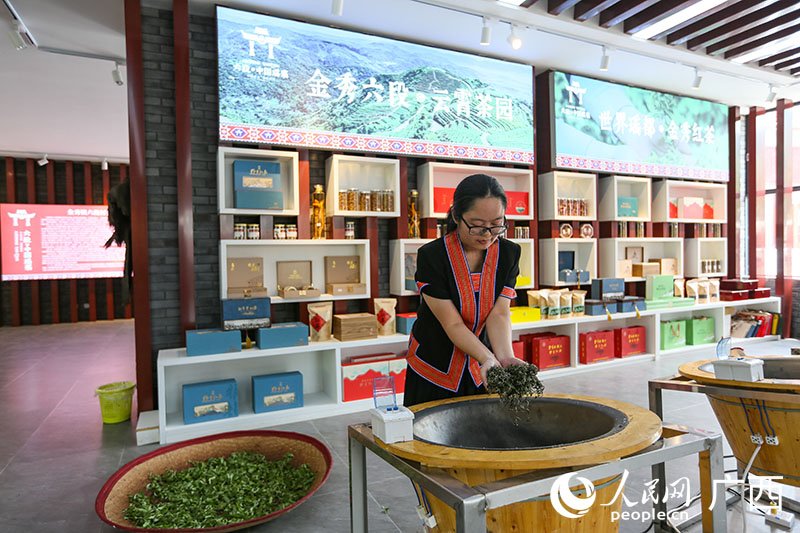 在六段村瑤寨農(nóng)創(chuàng)夢工場可以體驗制茶工藝。人民網(wǎng) 覃心攝