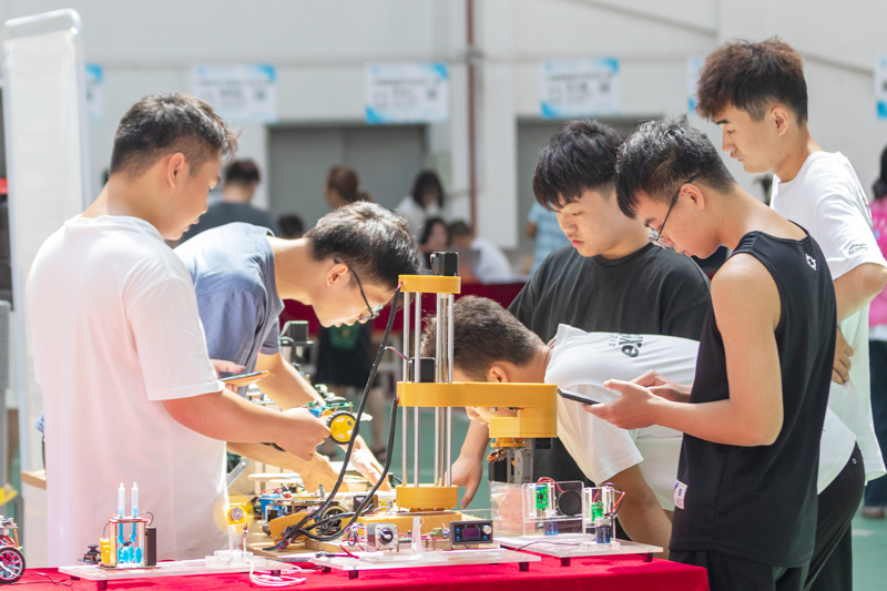 新生正在參觀3D打印機器操作。學(xué)校供圖