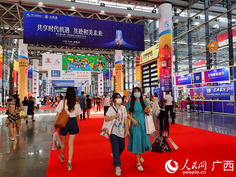 第19屆東博會期間市民在東盟國家展區(qū)觀展。人民網(wǎng) 付華周攝