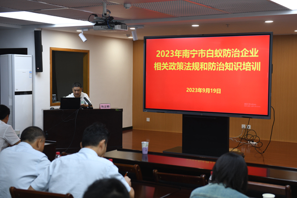 南寧市白蟻防治所副所長(zhǎng)陳正麟授課