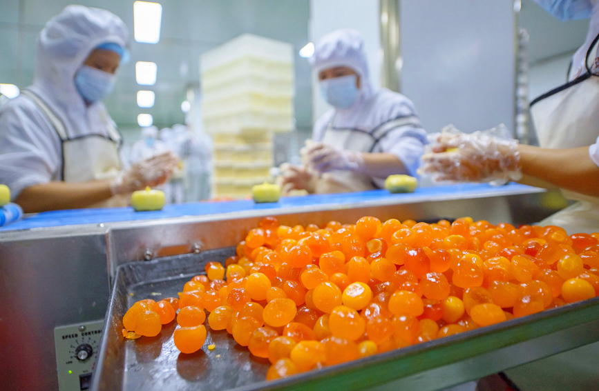 工作人員正在生產(chǎn)線(xiàn)上生產(chǎn)月餅。徐紹榮攝