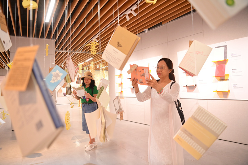 市民在圖書館閱讀。黃蕊攝
