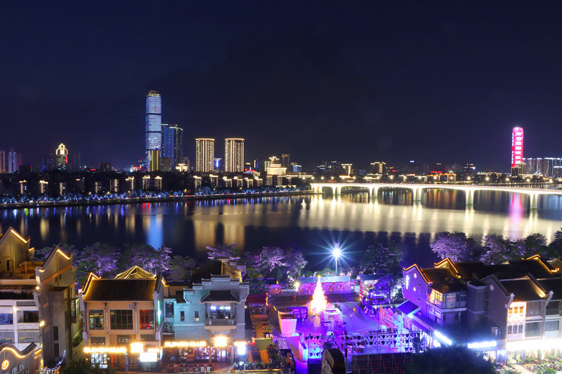 在龍城閣頂樓拍攝的柳州夜景。陳粵攝