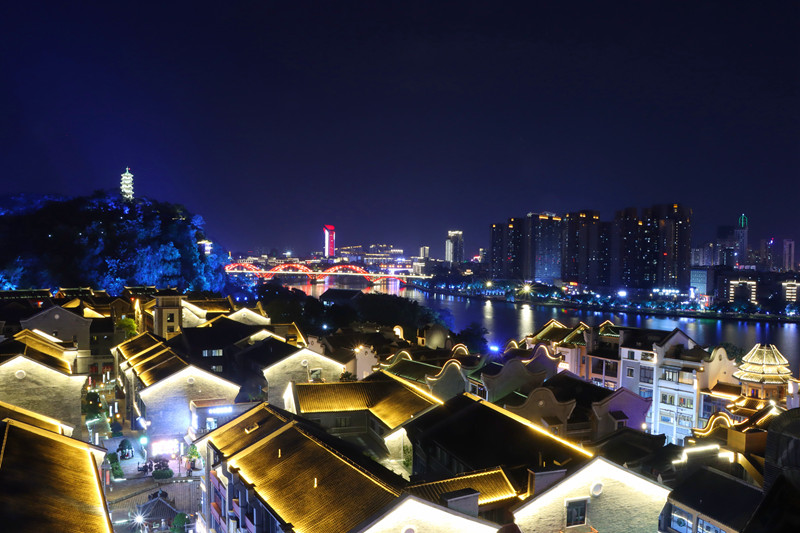 在龍城閣頂樓拍攝的柳州夜景。陳粵攝